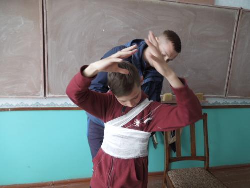 відпрацювання з дітьми практичних дій з надання першої медичної допомоги